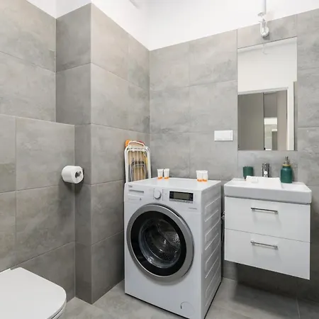 Stylish Apartment With Balcony Poznan By Renters 포즈난